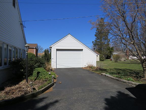 Detached garage