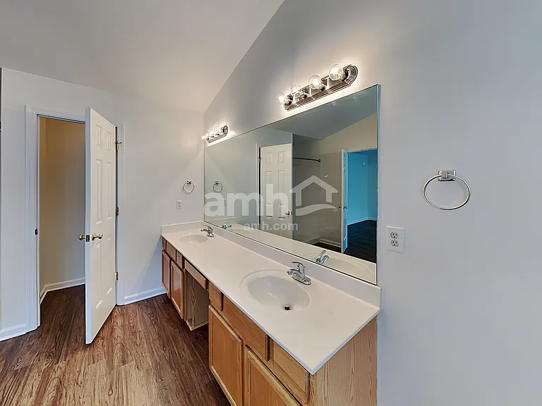 1540 Cardinal Ln — Photo 13