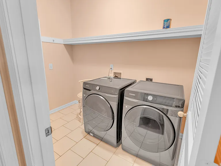 240 Seymour Pl — Photo 25