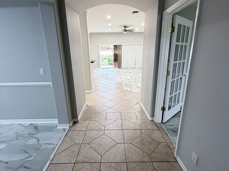3806 SW 15th Pl — Photo 2
