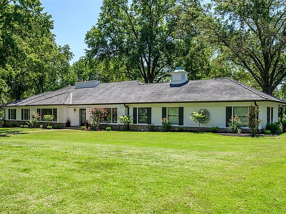 4th image of 16 Country Aire Dr