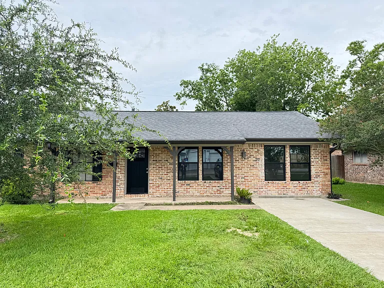 2318 N Austin Ave — Photo 2