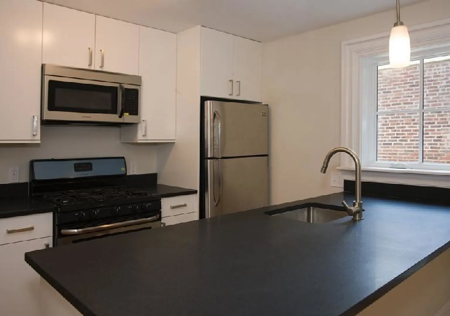 Beautiful 2 bed unit with in-unit laundry and private patio!! — Photo 3