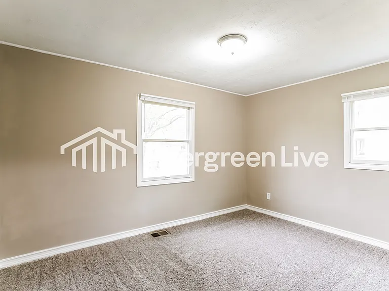 894 Antwerp Rd — Photo 8