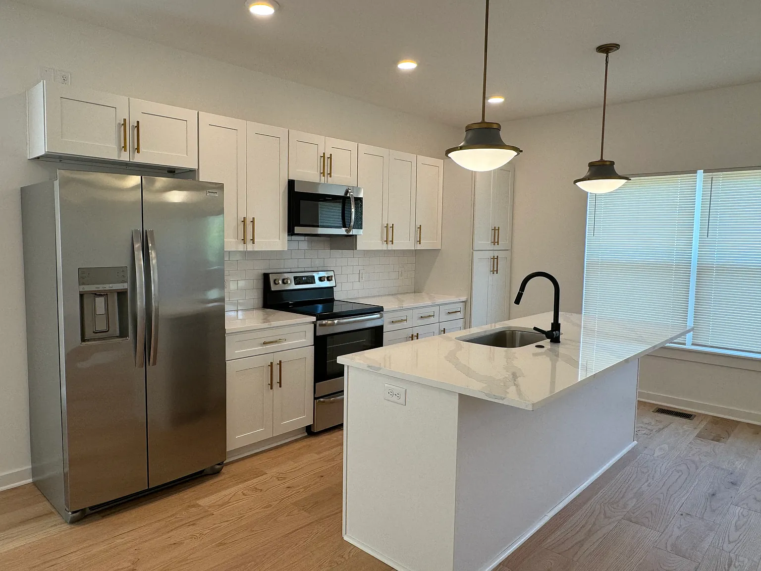 4 bed, 2.5 bath, 1834 sqft, $2,450 — Photo 3