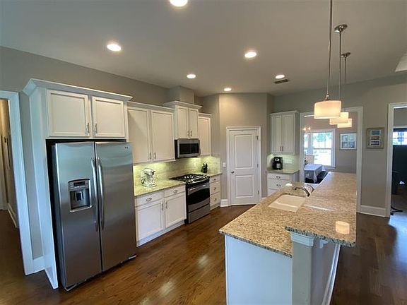 4th image of 3099 Dickinson Dr