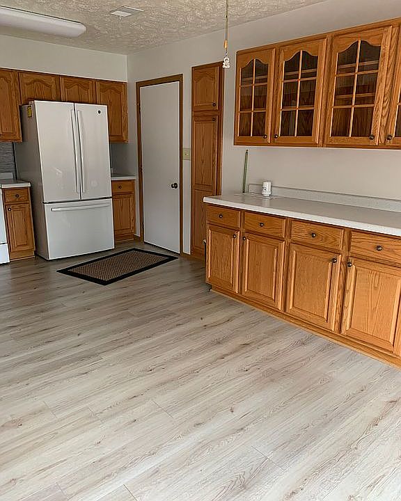 Lots of kitchen cupboards