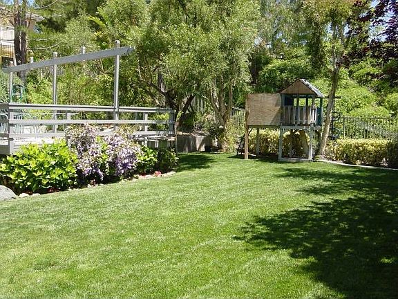 Large Yard w Deck/Jacuzzi