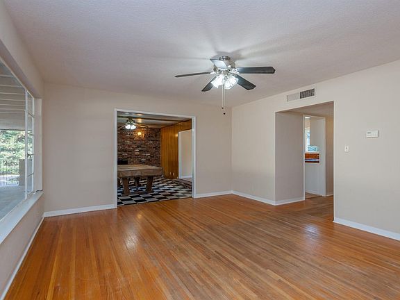 3rd image of 1530 W Roberts Ave