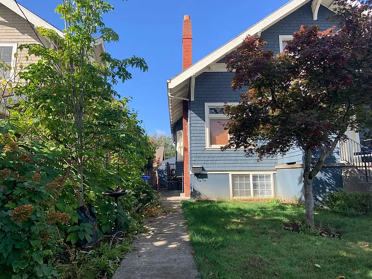 2427 NE 9th Ave #B — Photo 2