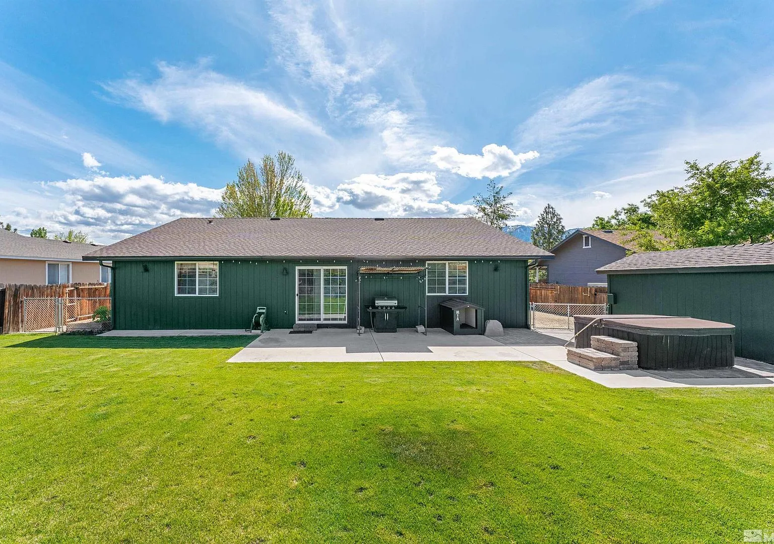 Rare 2016 sf home | 4 bedrooms w/ 2 primary suites and 3 bathrooms — Photo 3