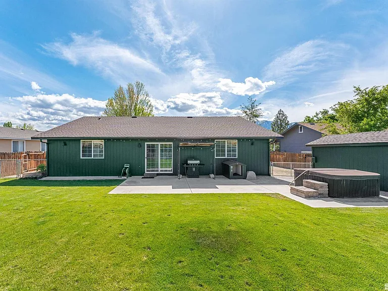1380 Patricia Dr — Photo 3