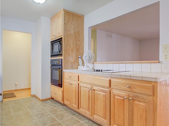 5th image of 296 E Grove Ave