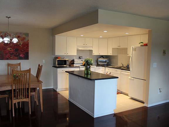 4th image of 15 Farewell Ave