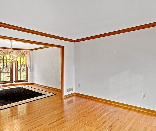 4th image of 155 Hickory Heights Dr