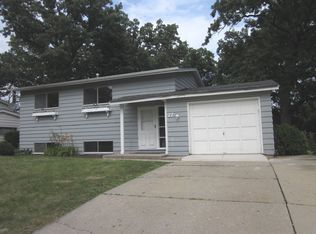 27 Big Oaks Rd, Streamwood, IL 60107