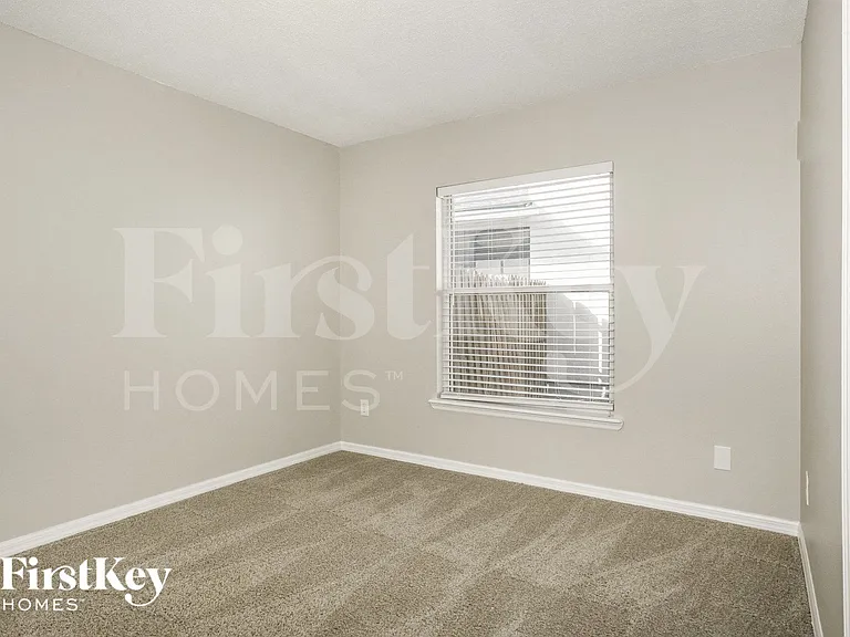 1689 Austin Ln — Photo 12