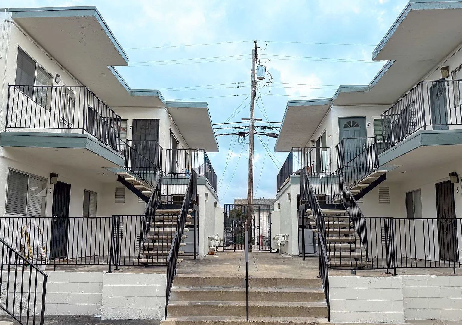 Fairmount Ave Apartments — Photo 1