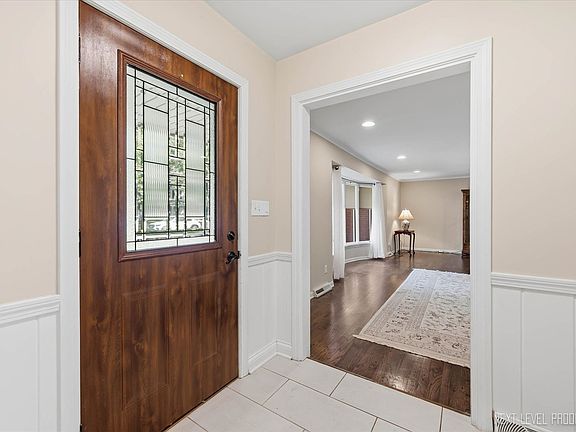 3rd image of 524 Waubonsee Trl