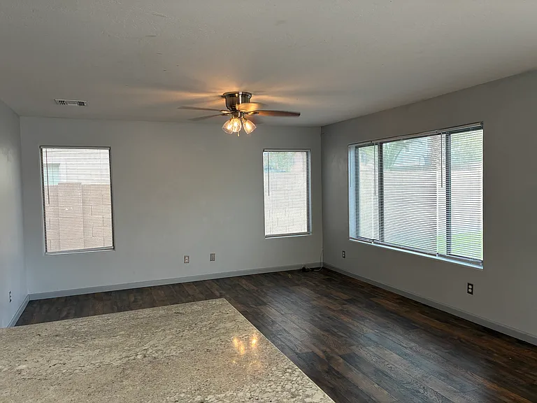 25550 W Pioneer St — Photo 11