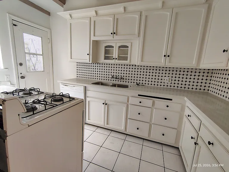 200 S Spalding Dr #D — Photo 6