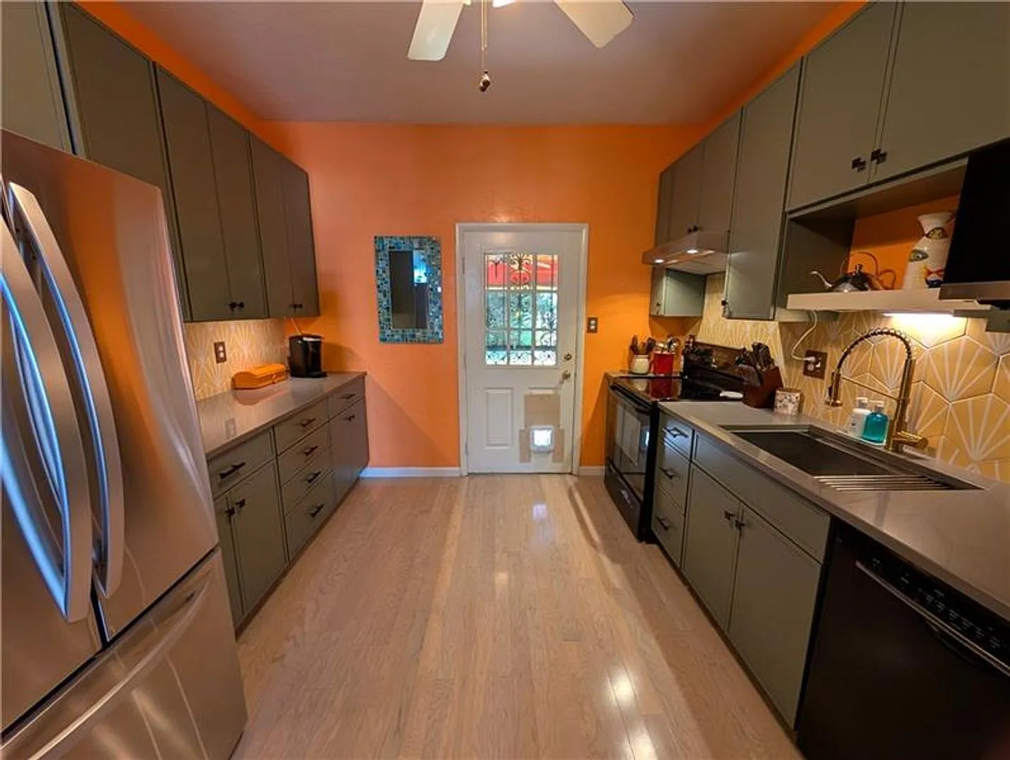 Updated South Side townhome with a private fenced backyard and walkable location. — Photo 2