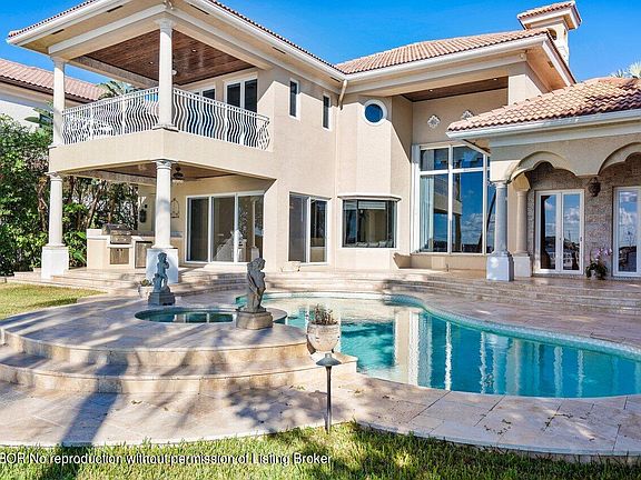 3rd image of 825 N Atlantic Dr