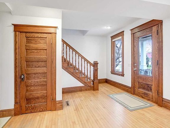 LARGE ENTRY-WAY.