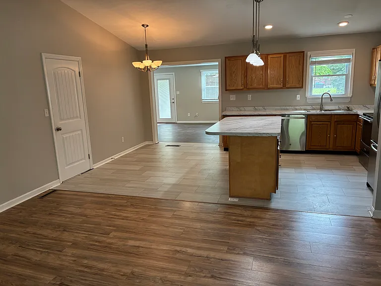 2405 Vinedale Ave — Photo 6