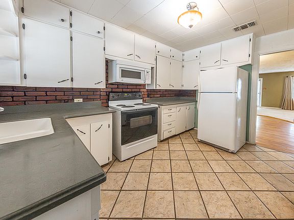 3rd image of 2501 Kenosha Ave
