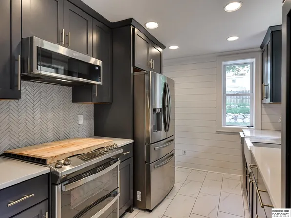 5020 Walnut St, Omaha, NE 68106