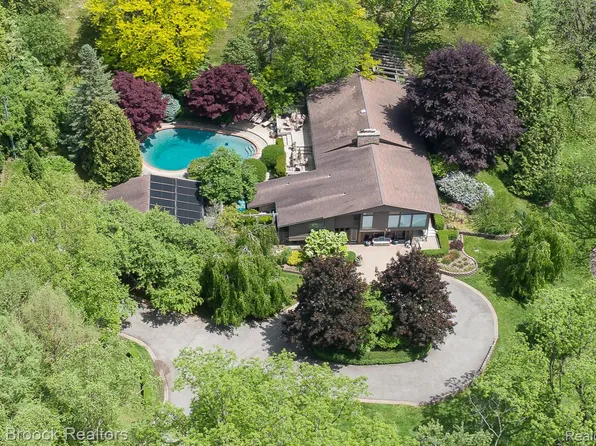 20 Martell Dr, Bloomfield Hills, MI 48304