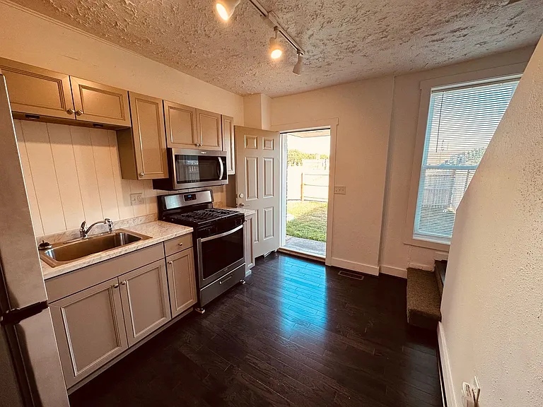 214 W Hope Ave — Photo 2