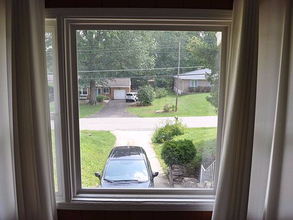 3rd image of 722 Oakland Dr