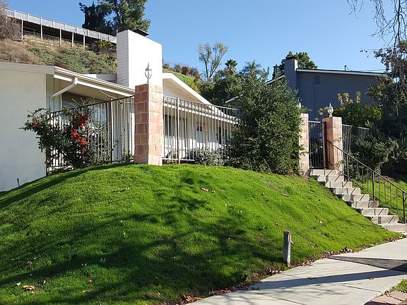 5th image of 23507 Oxnard St