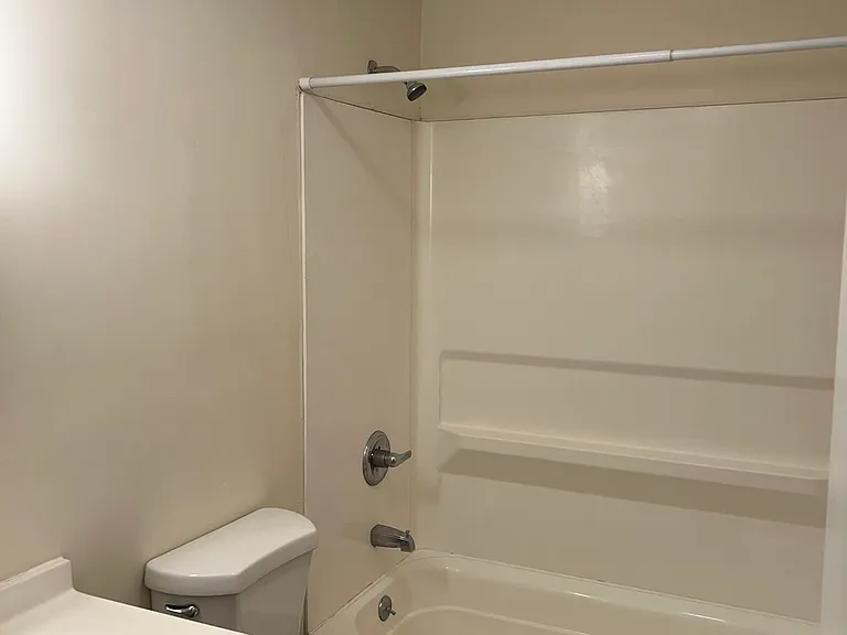 Holly Brook Apartments — Photo 23