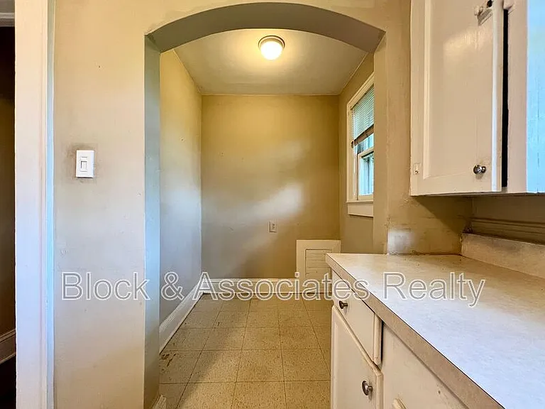 120 S Poplar St — Photo 15