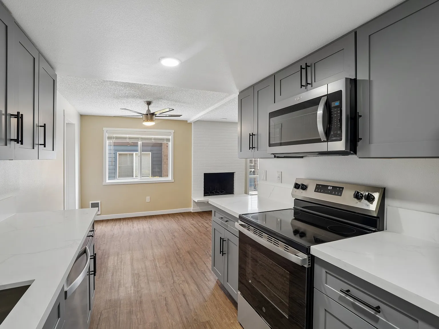 Sunset East Apartments — Photo 4