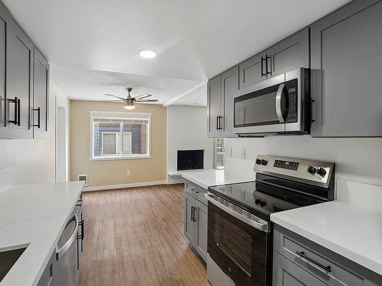 Sunset East Apartments — Photo 4