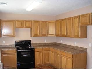 Lot of kitchen cabinets