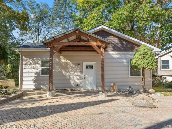 4259 Oakguard Ct, White Lake, MI 48383