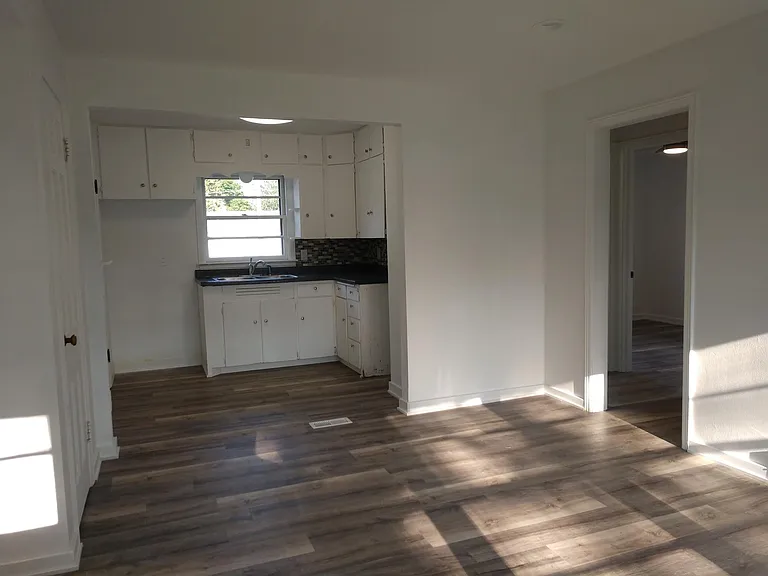 209 SW School St — Photo 4