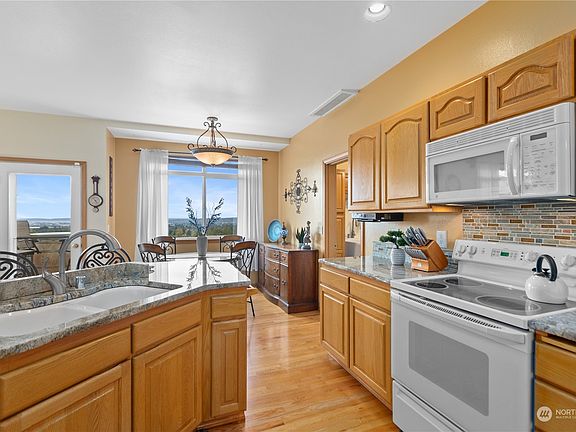 4th image of 7920 80th Avenue NE