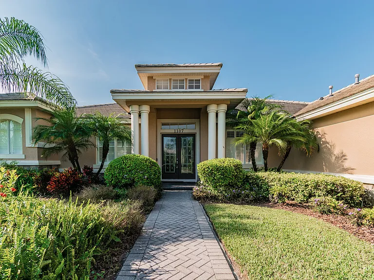 1107 Oxbridge Dr — Photo 1
