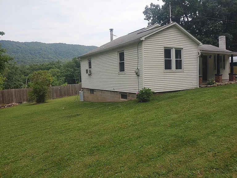 17347 Amberson Rd — Photo 2