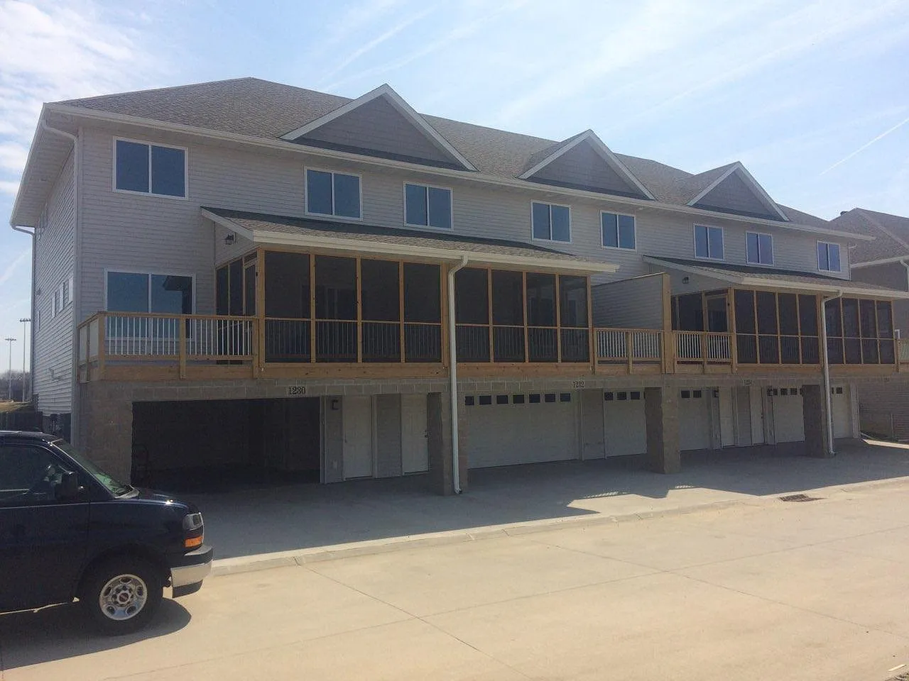 3 bed, 2.5 bath, 1868 sqft, $2,000 — Photo 2