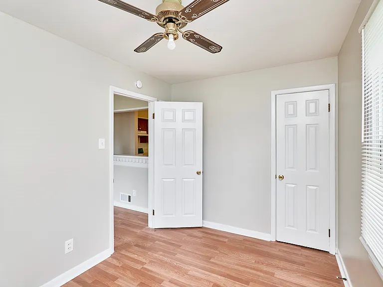 11042 Florence Ave — Photo 10