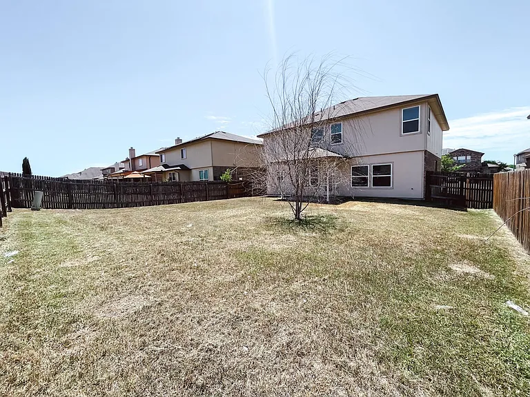 4904 Bridgewood Dr — Photo 4