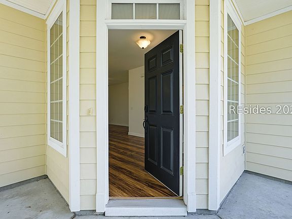 3rd image of 8 Winterberry Ln