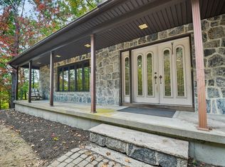 22 Iroquois Ln, Wilbraham, MA 01095